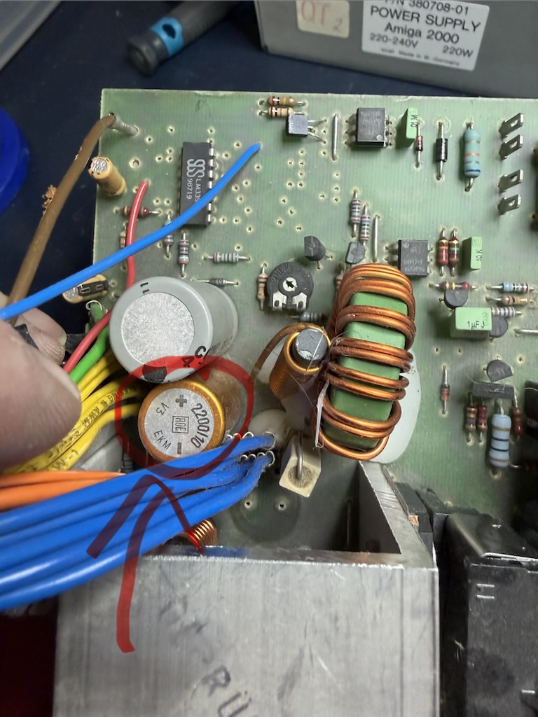 img1: Markierter 2200-µF-Elko im Amiga-2000-Netzteil