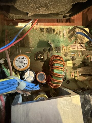 Bereich im Amiga-2000-Netzteil nach dem Kondensatortausch