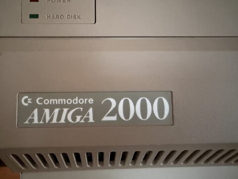 Späteres Commodore Amiga 2000 Frontetikett mit großem 2000-Schriftzug
