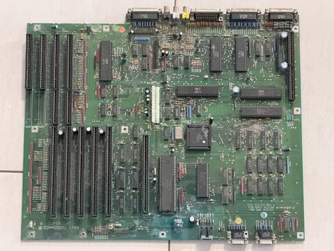 B2000-CR Rev. 6 Board mit Staub und ausgelaufenem Akku