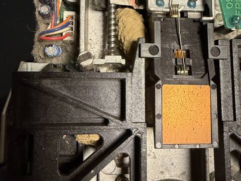 img8: Linkes Laufwerk offen, etwas gehört da nicht hin