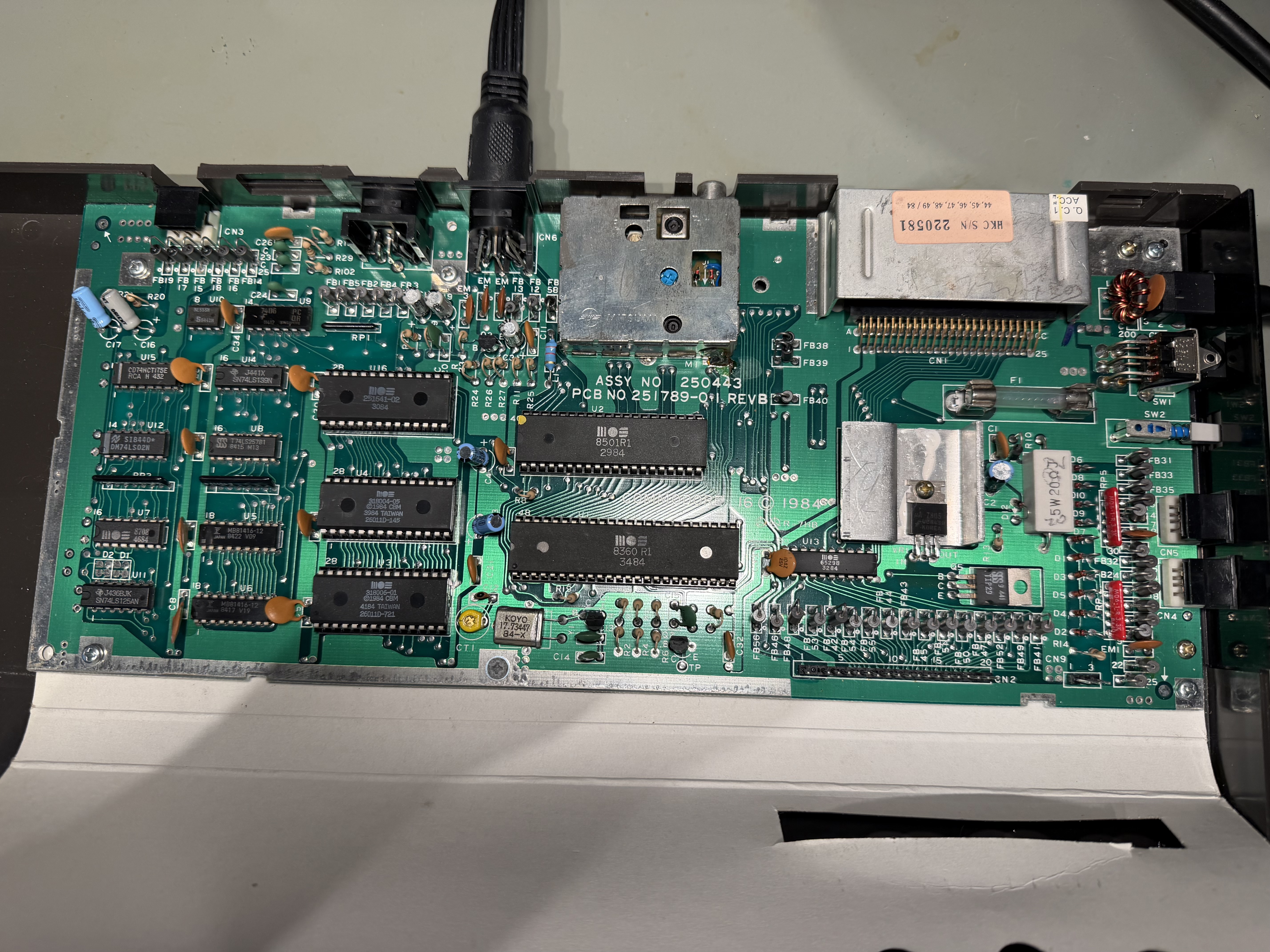 img4: Geöffnet, Blick aufs Mainboard