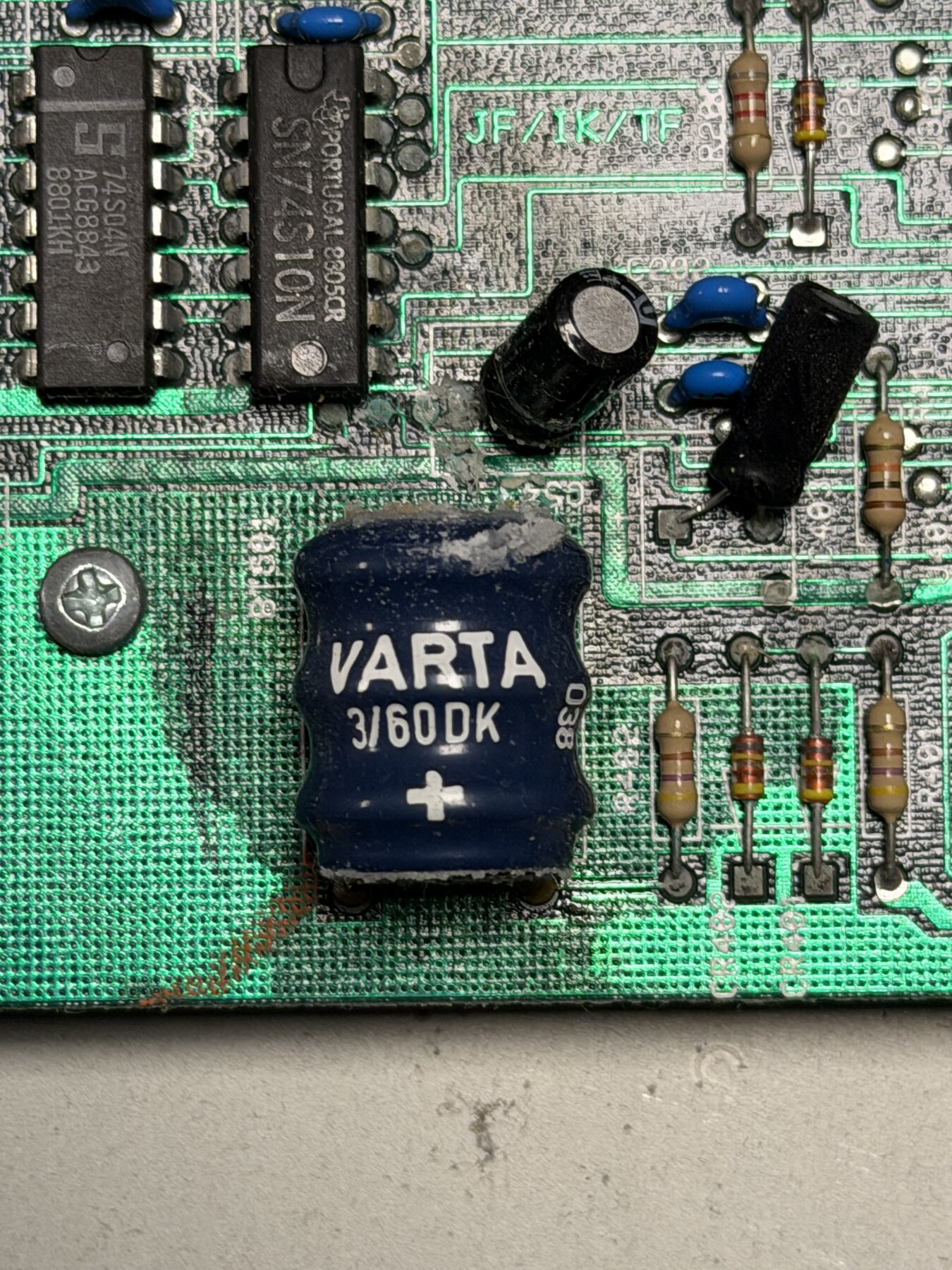 img4: Ausgelaufener Varta-Akku auf dem PC20-III Board