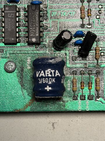 Ausgelaufener Varta-Akku auf dem PC20-III Board